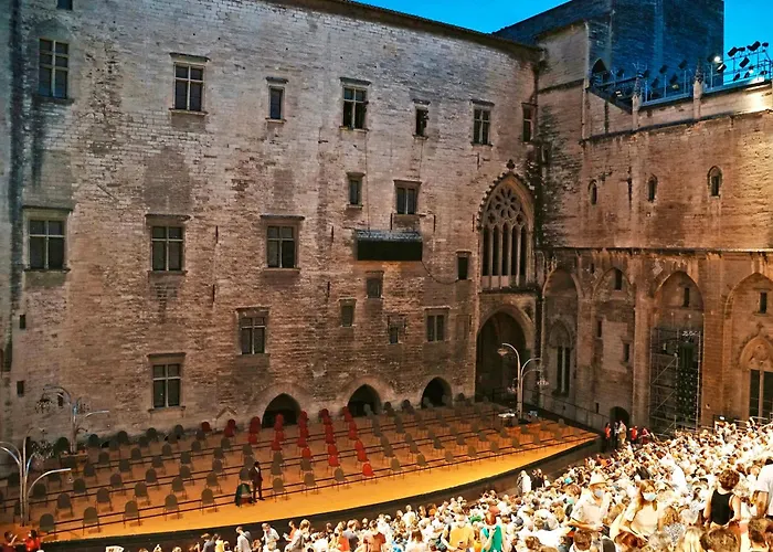 Le Petit Avignon - chambres&appartement à deux pas du Pont d'Avignon et du Palais des Papes